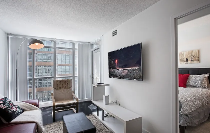 Canvas Suites Ice Boat Terr Toronto - Image 1