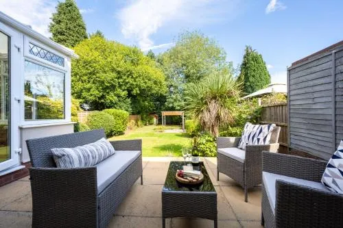 Mulberry House - Luxurious and Modern 4-Bed in Solihull near NEC,JLR, Airport, Resorts World, HS2 - Image 1