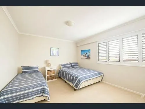 Beachside 4 with Airconditioning and Spa Bath - Image 1