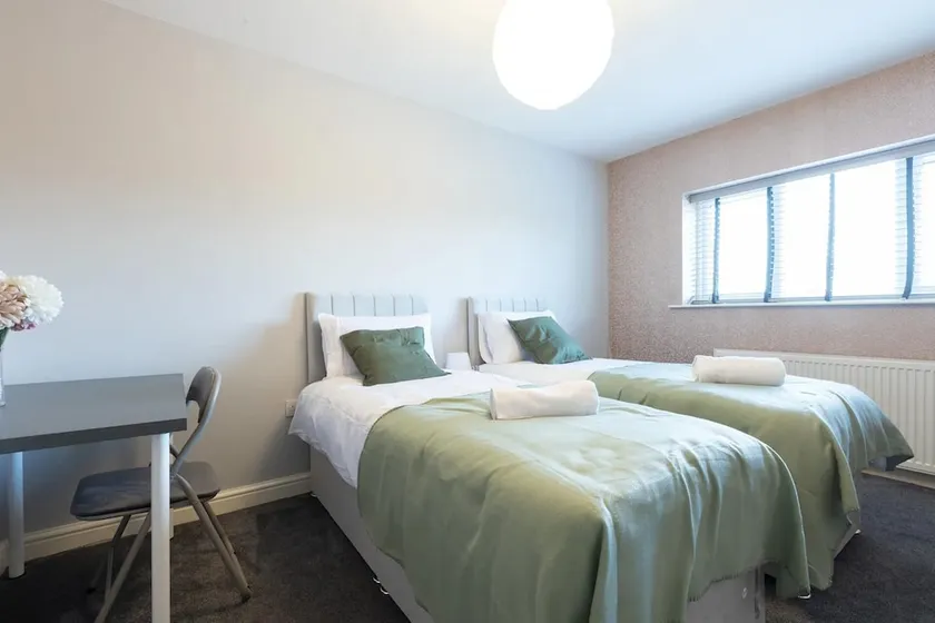 Large 5 bed House in Leeds Fits 10 free Parking - Image 1