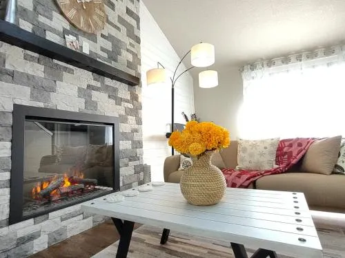 Cozy and Quiet Family Home in Park Setting Near PDX - Image 1