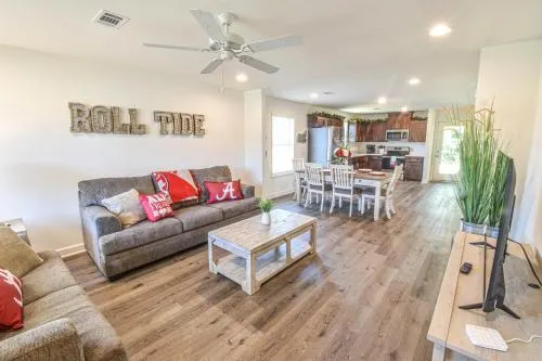 Charming & Comfy Close To Stadium & Campus Parents Game Weekend - Image 1