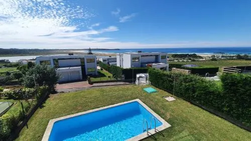 Modern 4 Double Bedroom Villa with Pool Garden - Image 1