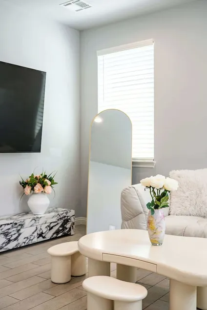 Modern Spacious Home Bright Family Group Friendly - Image 1