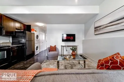 STUNNING KING Triplex I Walk to River Valley I w free parking & WiFi! - Image 1