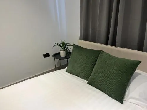 Beautiful 2-Bedroom Apartment with Parking - Image 1