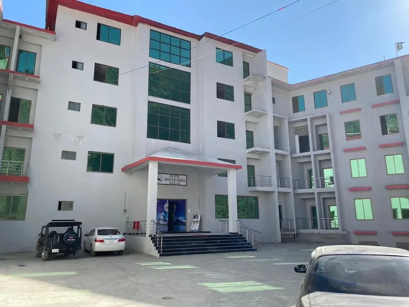 Hotel Silver Oaks - Image 1