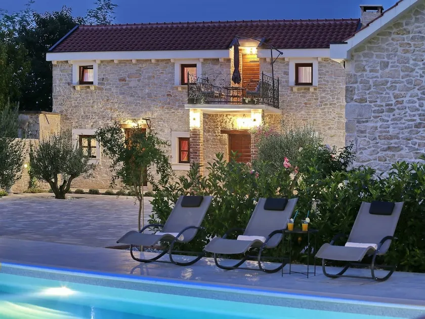 Villa in Prkos With Private Pool and Sea Nearby - Image 1