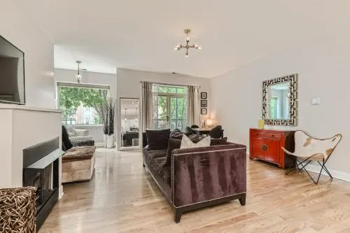 University of Chicago Condo - 1 Bed / 2 Bath w/Parking Space - Image 1