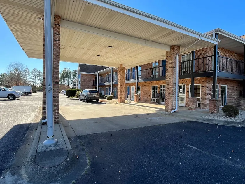 Days Inn Lake Gaston - Image 1