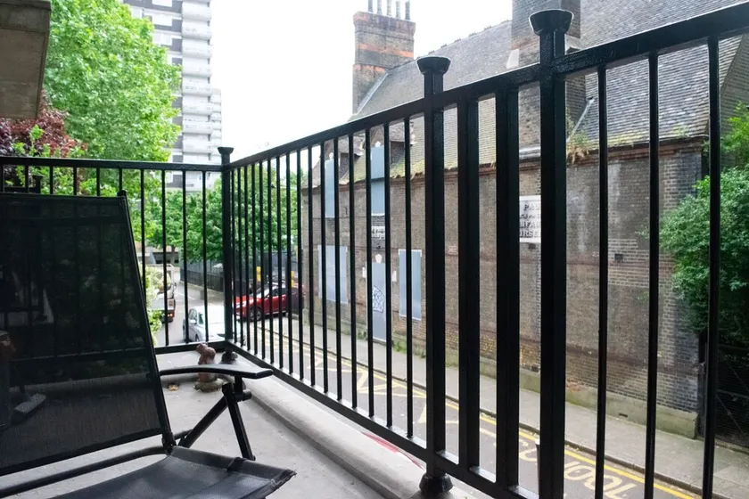 East London Studio with Balcony and Swimming Pool Access - Image 1