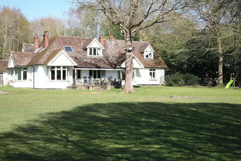 House Sleeps 9-garden-pool-bbq-patio-parking - Image 1