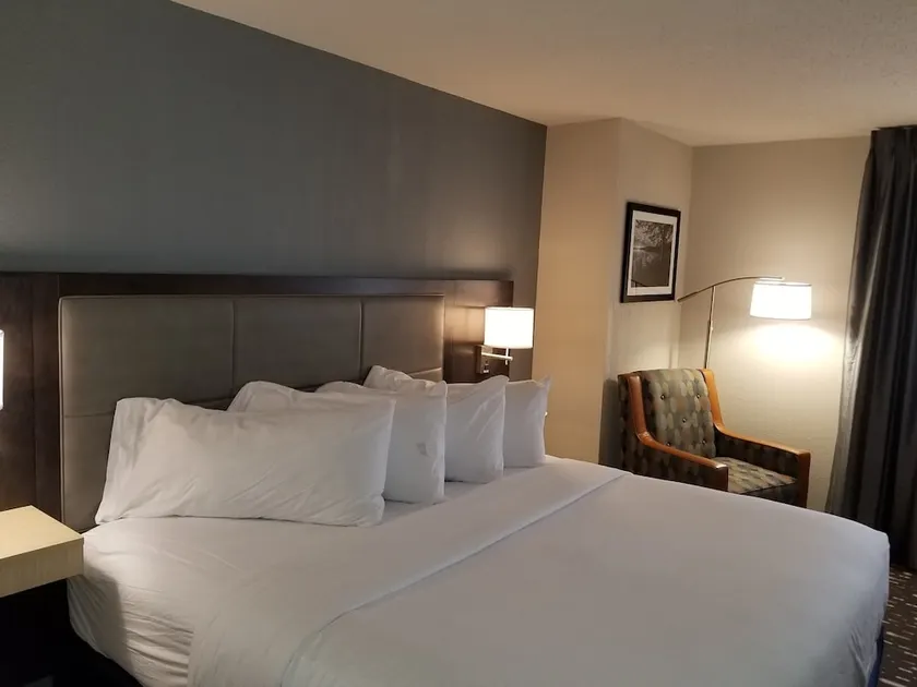 Holiday Inn Express - Image 1