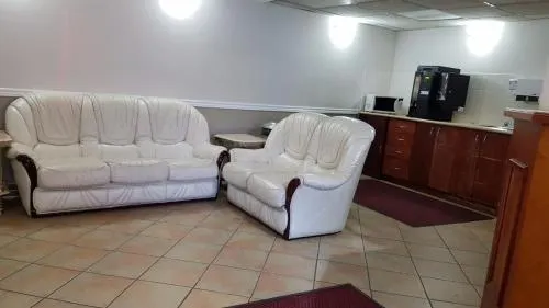 Budget Inn 2000 - Image 1