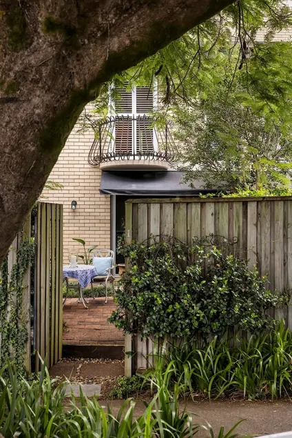 Charming 2-bed Terrace in Prestigious Ascot - Image 1