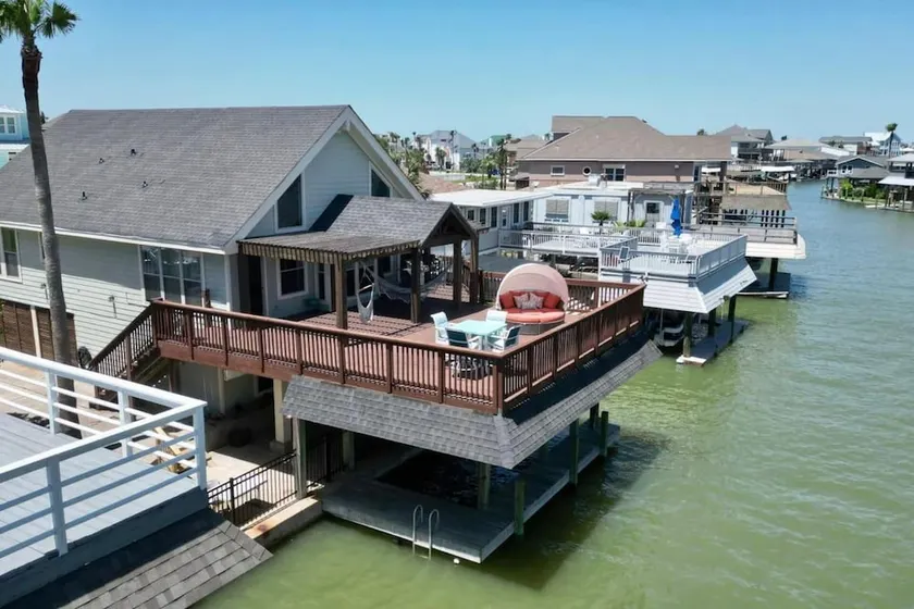 Stunning 5-bed Villa in Tiki Island, Pet-friendly - Image 1