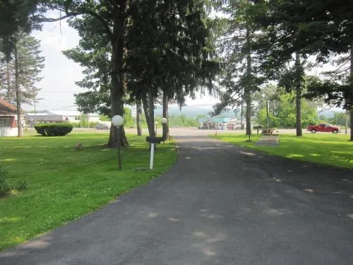 Pinecrest Motel - Image 1