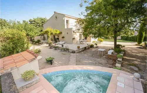 4 Bedroom Accommodation in Pujaut - Image 1