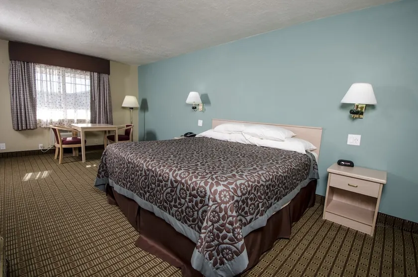 Days Inn by Wyndham Portland Central - Image 1