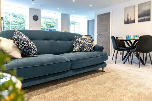 Stylish & Contemporary 2-Bed Townhouse - Parking - Wi-Fi - Netflix - Image 1