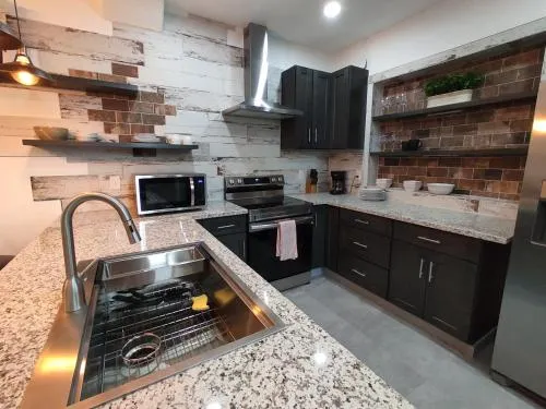 New Modern Stylish Home near the airport - Image 1