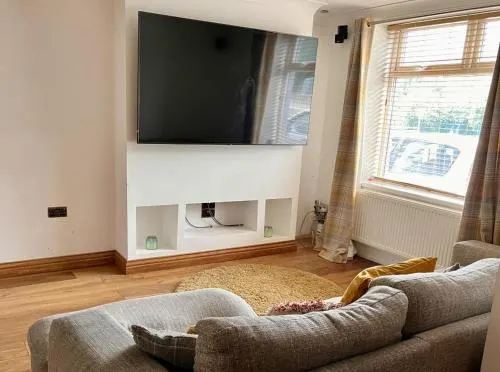 Modern Newly Renovated 3 Story House in Ebbw Vale - Image 1