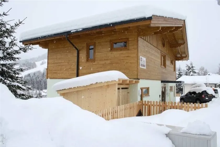 Stunning Holiday Home With Balcony, Ski Storage, Parking - Image 1