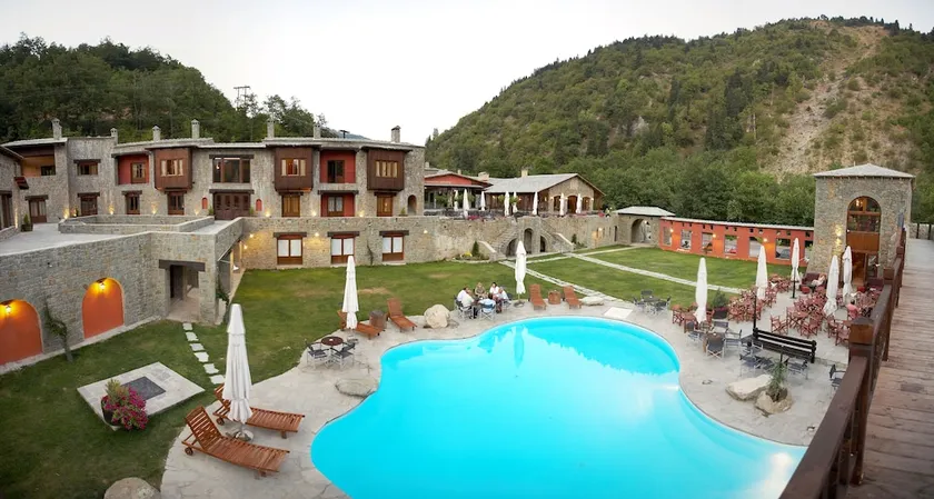 Pnoi Hotel - Image 1