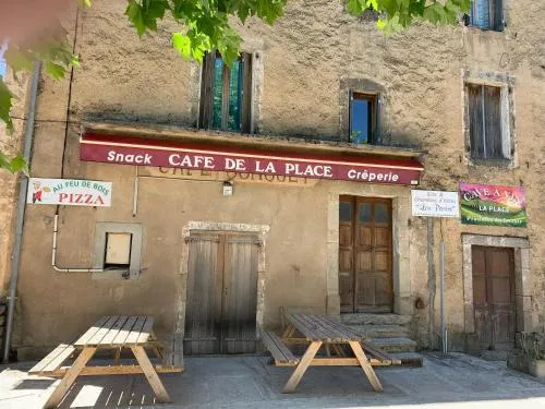 Café De La Place Gîte & Chambres D'hôtes "Lou Pastre" - Image 1