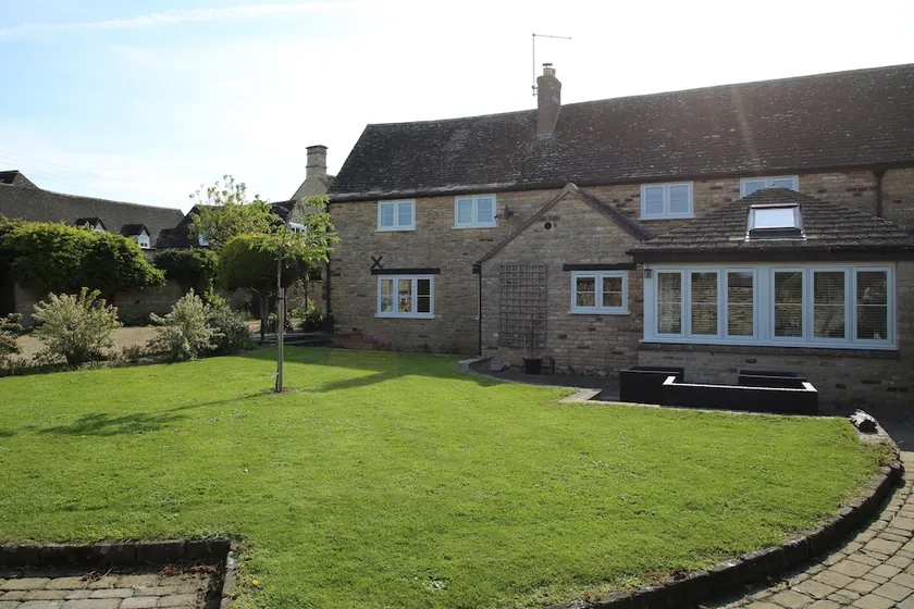 Remarkable 3-bed House in Easton-on-the-hill - Image 1