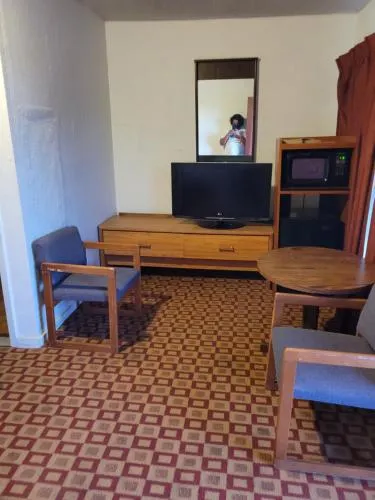 Relax Inn Ranger - Image 1