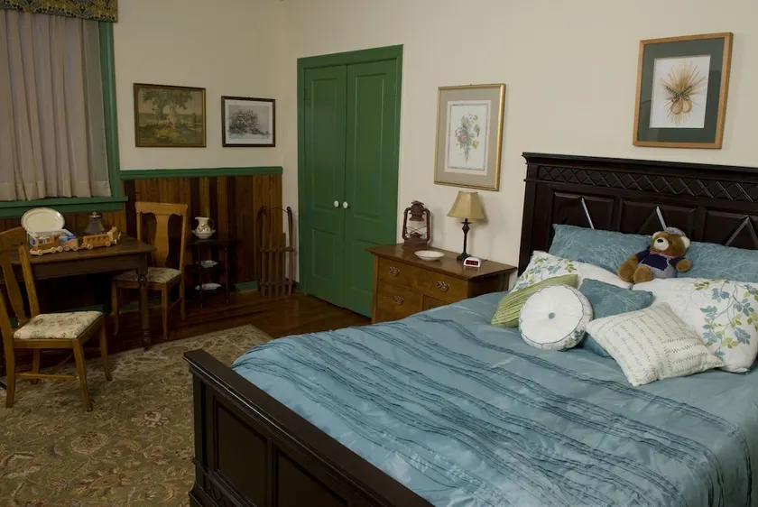 The Tinder Guest House - Image 1