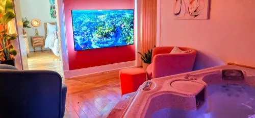 The Orange Fox Lux Room And Hot Tub At The Grumpy Schnauzer Guest House - Image 1