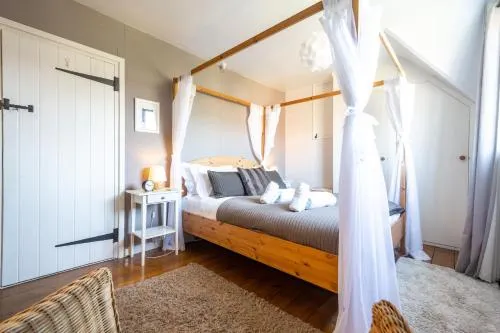 Fairstead Cottage - Three Bedroom House, Sleeps 6 - Image 1