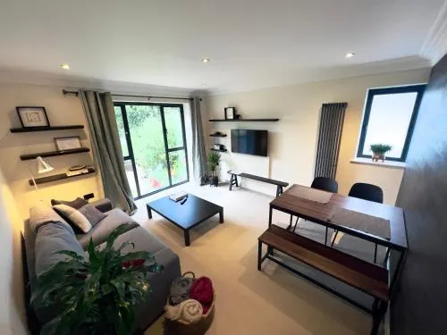 Modern and cozy 2-guest flat with gated parking - Image 1