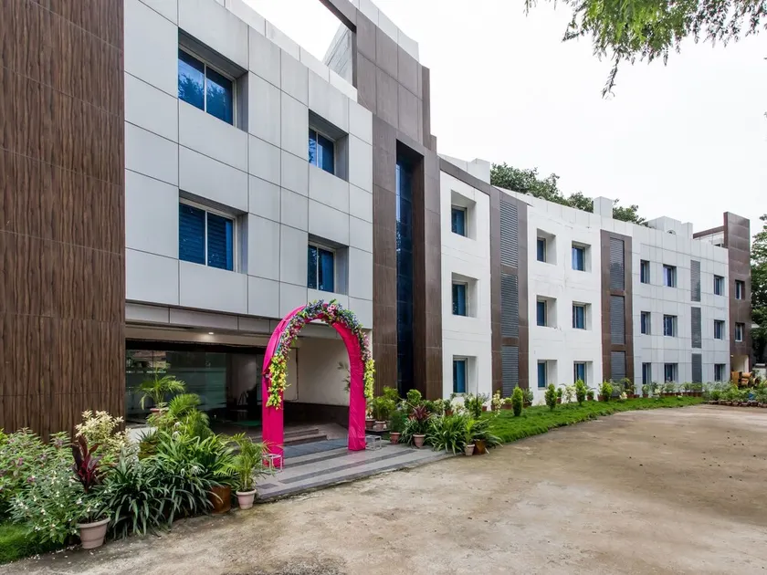 Hotel Sky Inn by OYO Rooms - Image 1