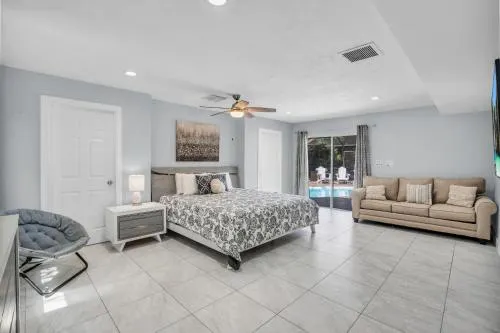 Salt Water Heated Pool Home with a Tiki Bar a Garage Game Room and 4 Bikes - Image 1