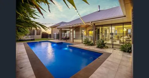 Red Lotus Guesthouse - A Grand Valley Views Escape - Image 1