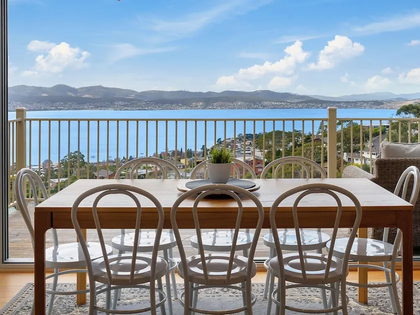 Spectacular Views 5 Bedroom House and Unit Free Parking Free WIFI - Image 1