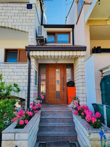 Ani Apartments - Image 1