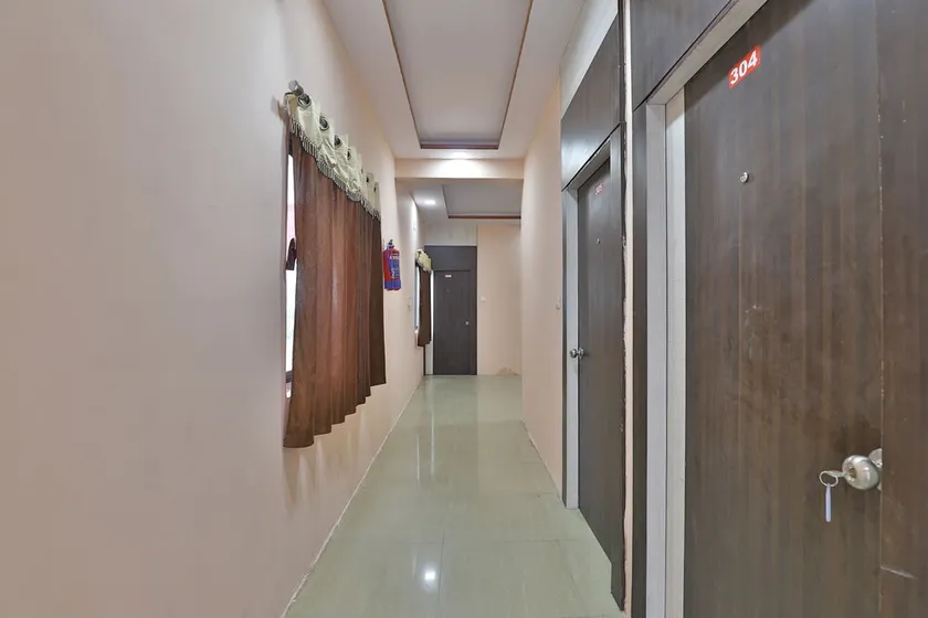 Hotel Shine Stay by OYO Rooms - Image 1
