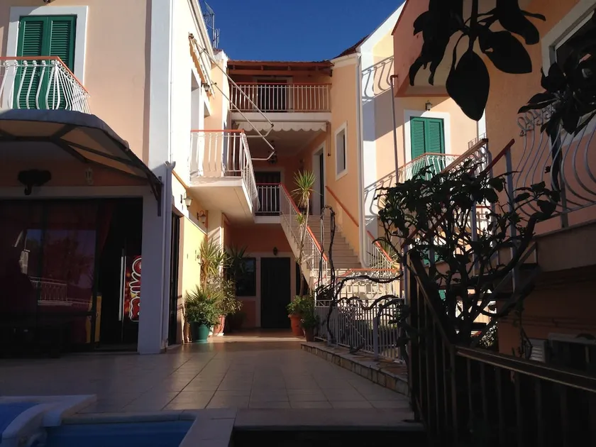 Oasis Apartments - Image 1