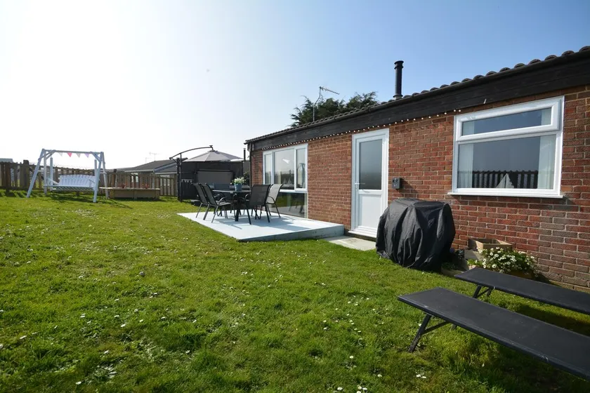 Beach Front 3 Bed Cottage and Hot Tub Kessingland - Image 1