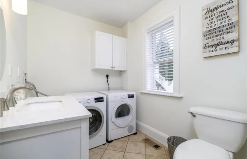 Black Rock Home 4 bed Jacuzzi Bath Beach - Image 1