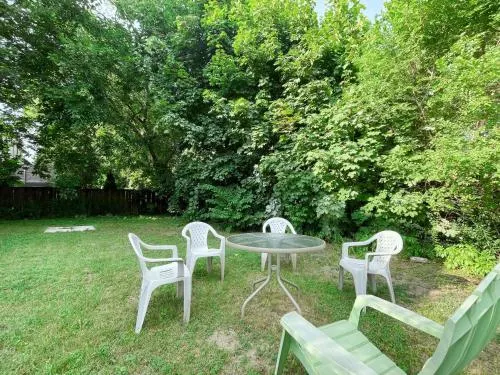Private Suite in Forest Hill with full kitchen and parking - Image 1