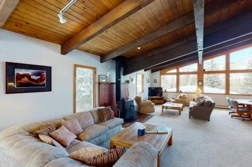 Large East Vail Chalet - Hot Tub - Close to Bus - Image 1