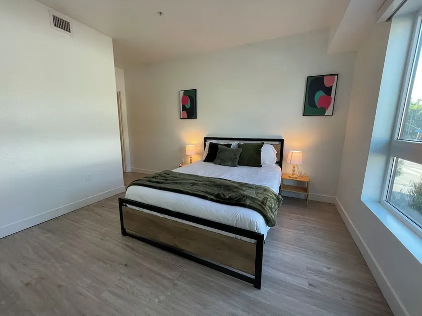 Modern Retreat in Koreatown - Image 1