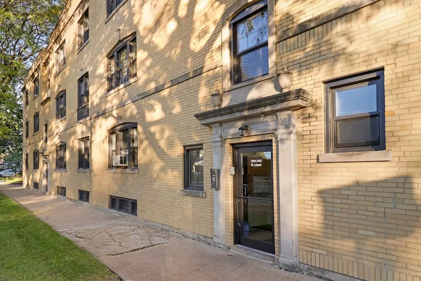 Modest Studio Apt near Portage Park - Image 1