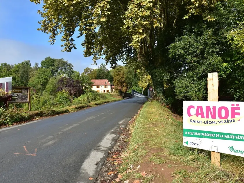 Cozy Holiday Home in Saint-léon-sur-vézère With Pool - Image 1