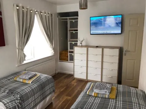 Spacious 3bed Cannock Chase Guest House for contractors, business & family visits 5min to McArthur Glen, Cannock Hospital Wolvs Stafford Birmingham - Image 1